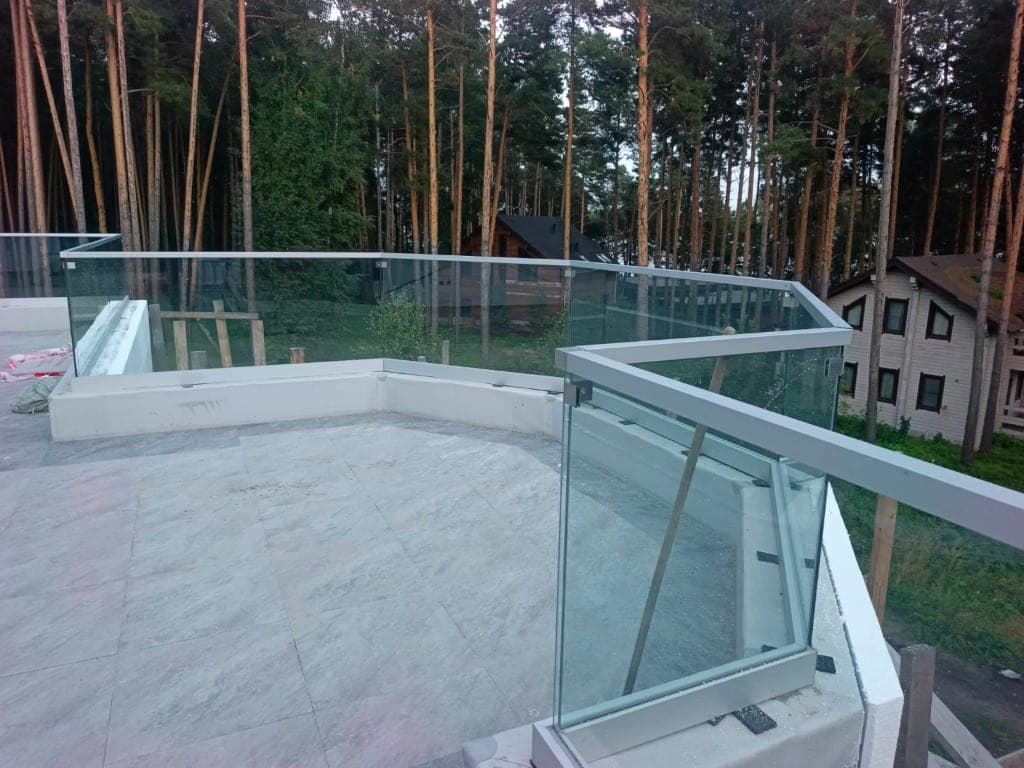 Стеклянные ограждения и портал террасы