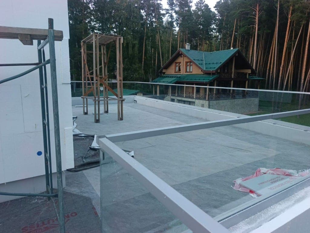 Стеклянные ограждения и портал террасы