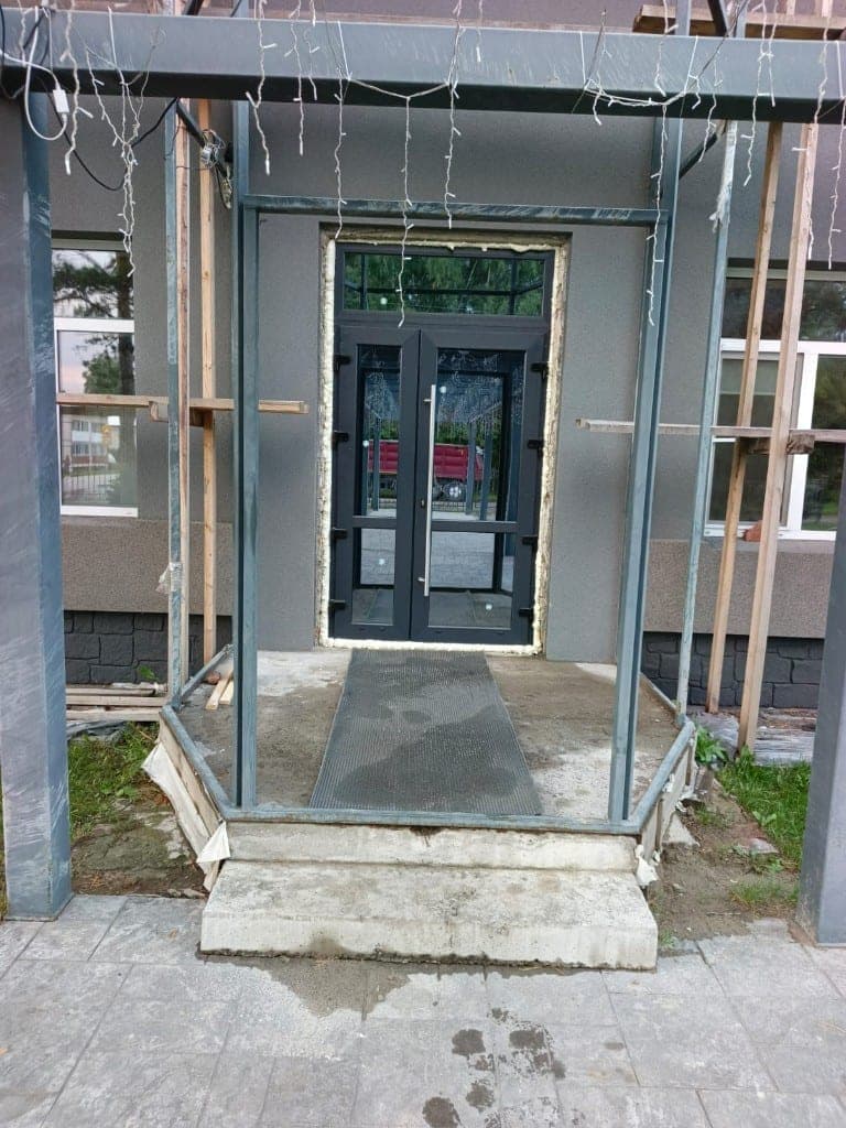 Окна и алюминиевые входные двери