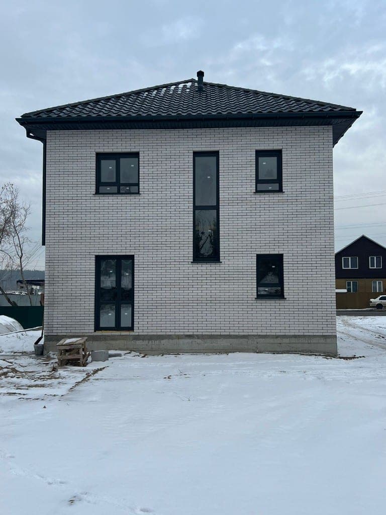 Окна и двери светлого кирпичного дома