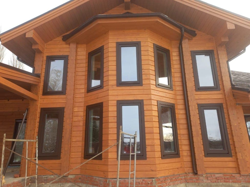 Окна в деревянном доме с эркером