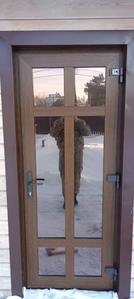 Входная дверь с остеклением под дерево